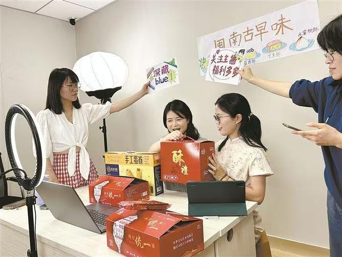 翔安区马兰花创业培训项目本着“扶上马、送一程”的深层理念——传授技能、孵化项目